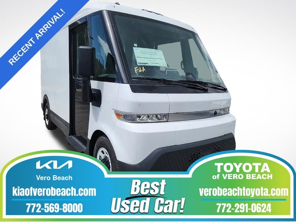2024 BrightDrop Zevo 400 Base in Oyster White — front three-quarter view